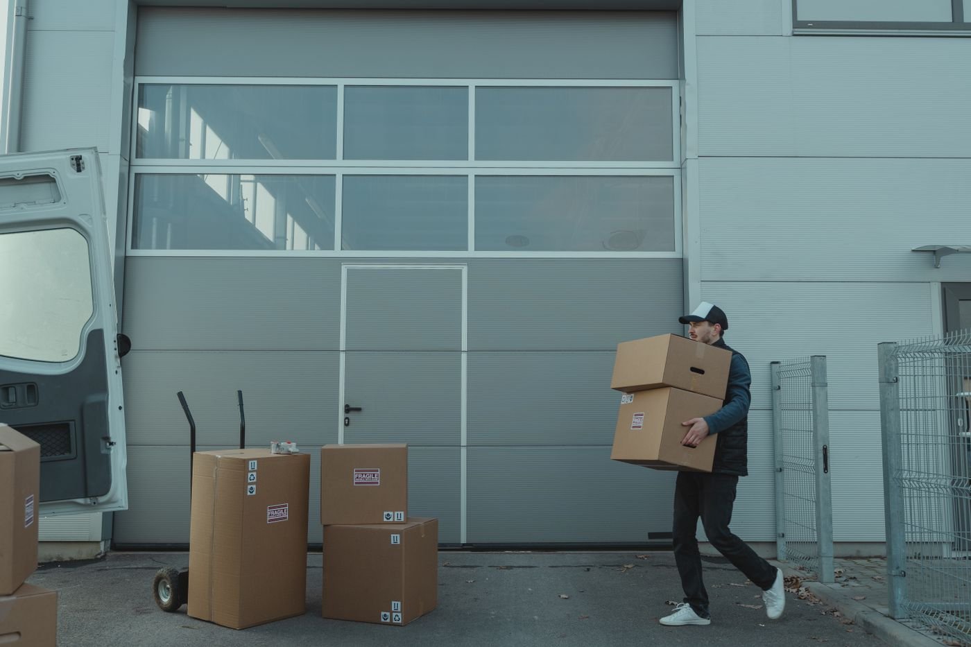 Courier carrying packages for a flexible delivery solution